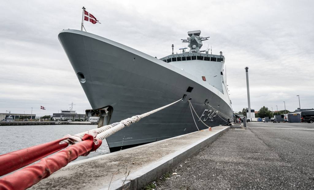 La fragata danesa Esbern Snare, en el muelle de la Estación Naval de Frederikshavn antes de zarpar, participa desde hoy en el gran ejercicio marítimo internacional Northern Coasts (NOCO). Foto: Fuerzas Armadas Danesas.
