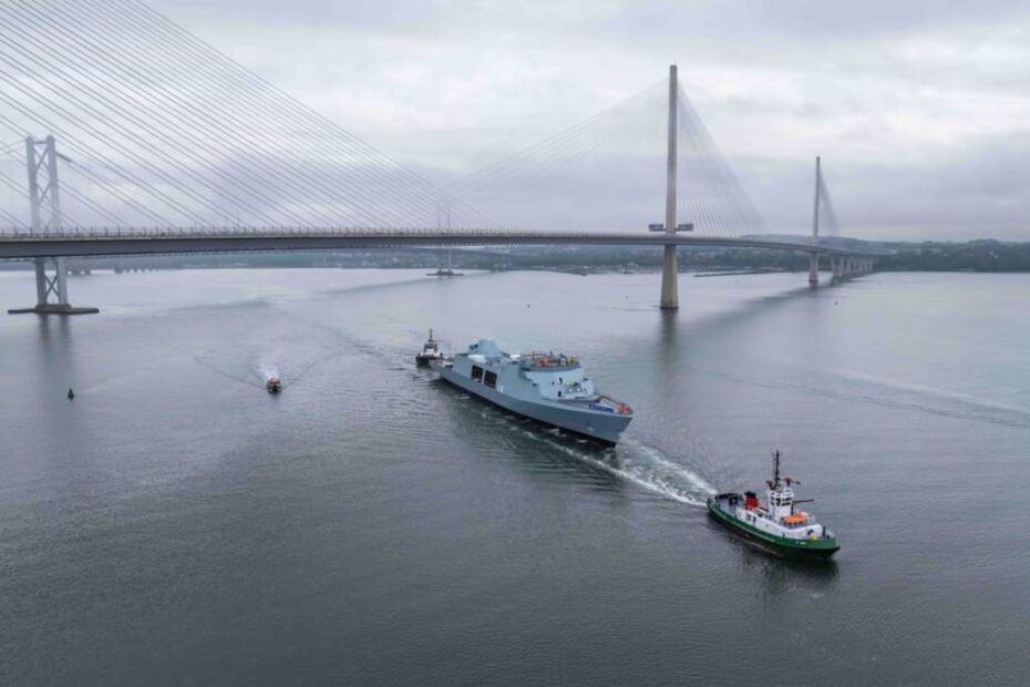 HMS Venturer, la primera de las cinco fragatas Tipo 31 durante su primera botadura. (c)Babcock