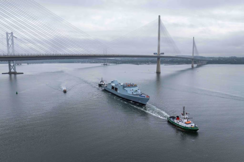 HMS Venturer, la primera de las cinco fragatas Tipo 31 durante su primera botadura. (c)Babcock