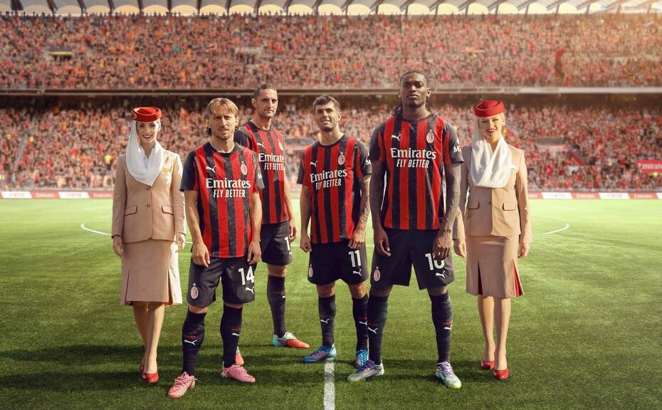 Emirates y el AC Milan amplían su colaboración: la aerolínea sigue siendo socio principal, socio aéreo oficial y socio oficial de la camiseta masculina de los rossoneri ©Emirates