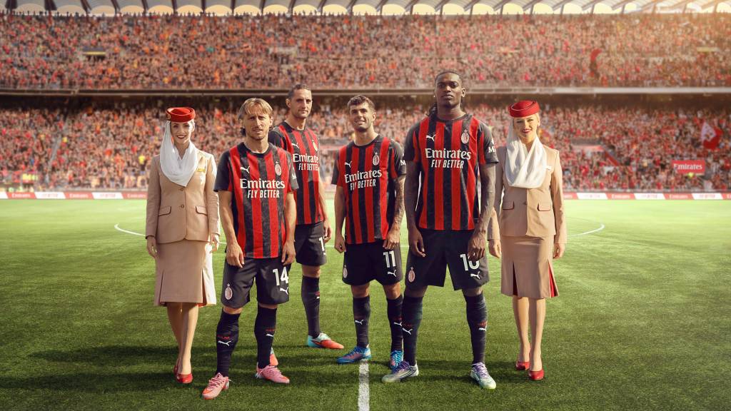 Emirates y el AC Milan amplían su colaboración: la aerolínea sigue siendo socio principal, socio aéreo oficial y socio oficial de la camiseta masculina de los rossoneri ©Emirates