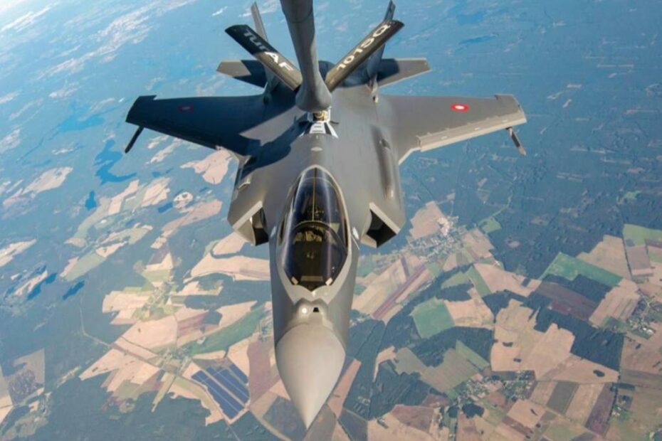 El F2T2 vio cómo los F-35 daneses y los Typhoons españoles convergían para el F2T2, demostrando una integración perfecta entre cazas de cuarta y quinta generación, el 2 de octubre. Las misiones F2T2 requieren una coordinación concisa con todos los ámbitos de combate (aéreo, terrestre, marítimo, cibernético y espacial) para garantizar su ejecución satisfactoria. Foto cortesía de la Fuerza Aérea Turca.