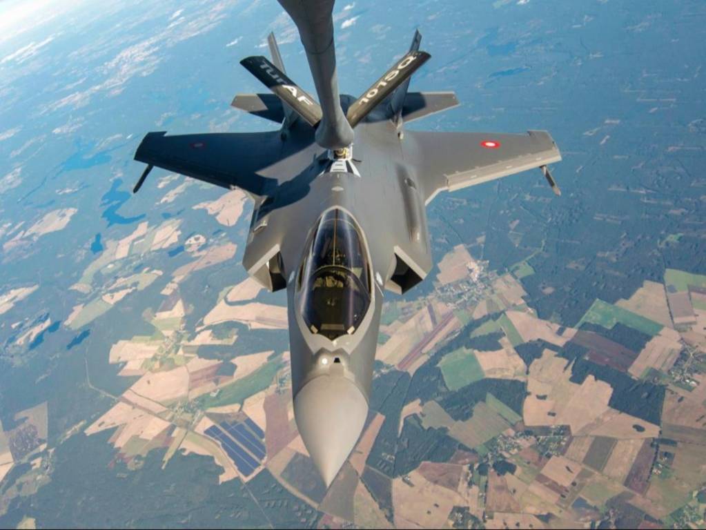 El F2T2 vio cómo los F-35 daneses y los Typhoons españoles convergían para el F2T2, demostrando una integración perfecta entre cazas de cuarta y quinta generación, el 2 de octubre. Las misiones F2T2 requieren una coordinación concisa con todos los ámbitos de combate (aéreo, terrestre, marítimo, cibernético y espacial) para garantizar su ejecución satisfactoria. Foto cortesía de la Fuerza Aérea Turca.