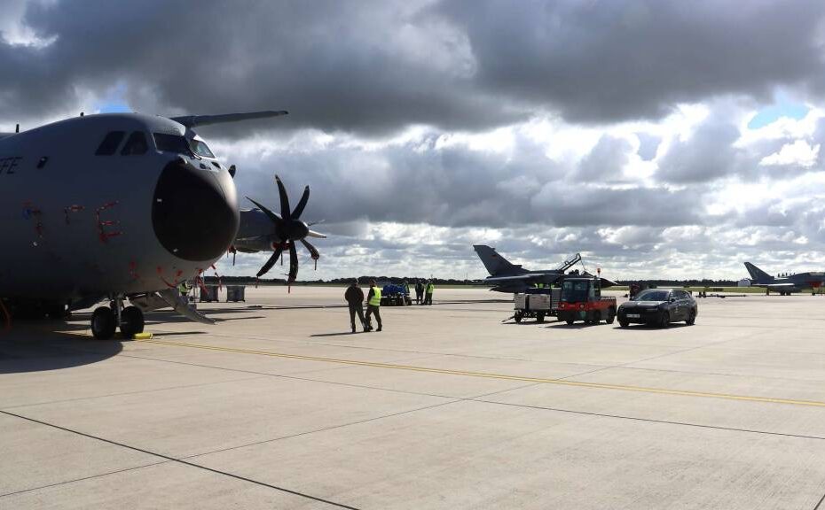 El A400M como estación de servicio móvil en tierra para aviones de combate: para las pruebas, un Eurofighter de Nörvenich y un Tornado de Büchel llegaron al escuadrón de transporte aéreo 62 en Wunstorf. ©Bundeswehr/Luka Wolff