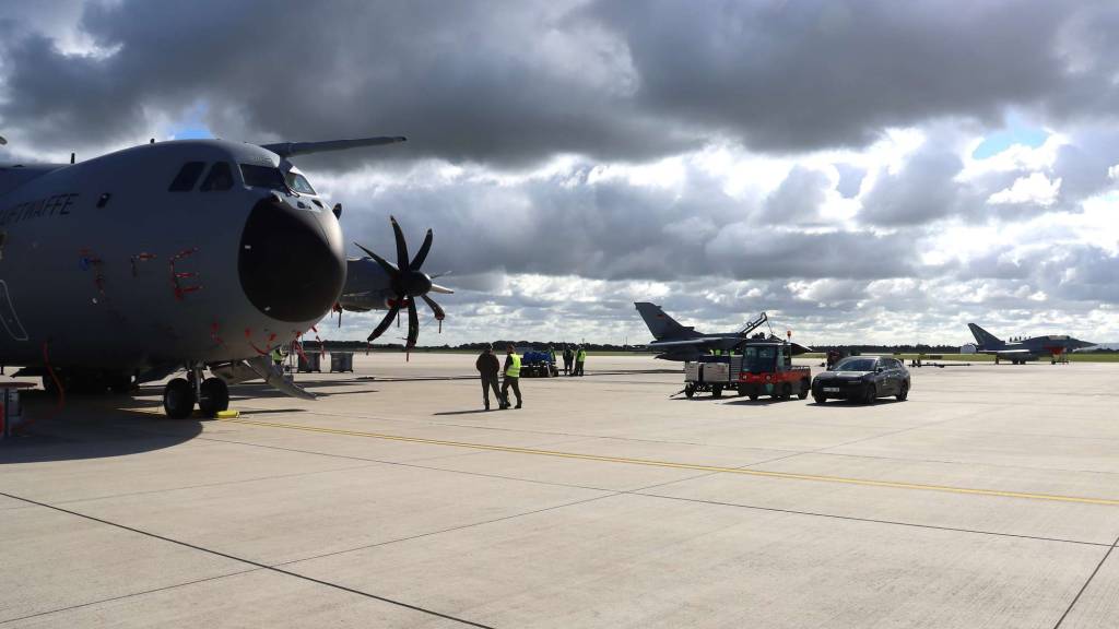 El A400M como estación de servicio móvil en tierra para aviones de combate: para las pruebas, un Eurofighter de Nörvenich y un Tornado de Büchel llegaron al escuadrón de transporte aéreo 62 en Wunstorf. ©Bundeswehr/Luka Wolff