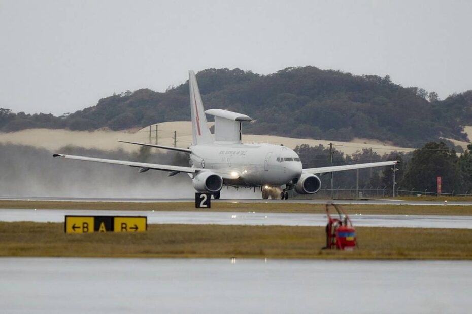 Un avión E-7A Wedgetail del Escuadrón N.º 2 de la Real Fuerza Aérea Australiana despega de la base RAAF de Williamtown durante la Operación KUDU. ©Departamento de Defensa de Australia