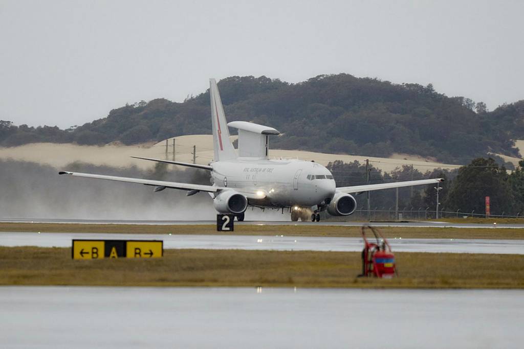 Un avión E-7A Wedgetail del Escuadrón N.º 2 de la Real Fuerza Aérea Australiana despega de la base RAAF de Williamtown durante la Operación KUDU. ©Departamento de Defensa de Australia