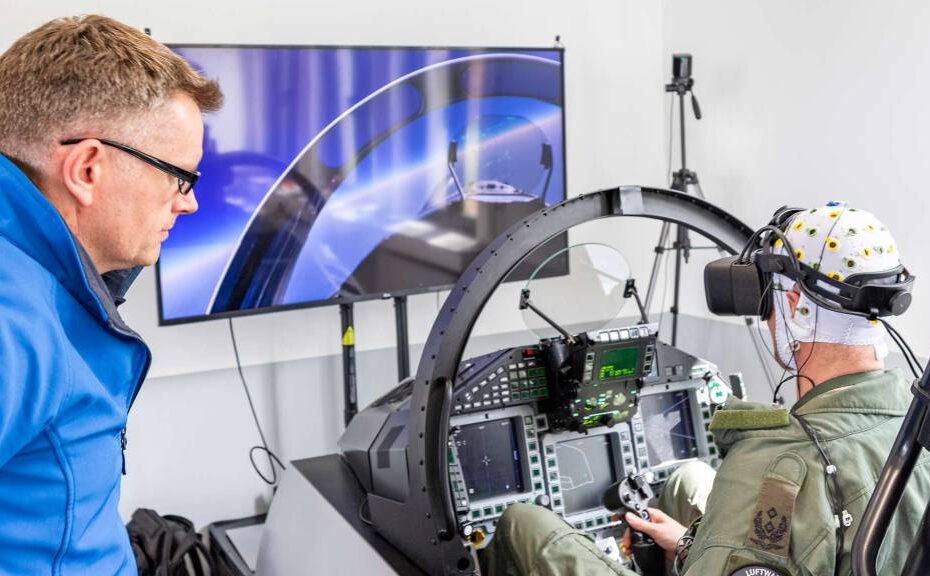 El piloto de pruebas, el teniente coronel «Patze» B., prueba el simulador de realidad extendida XRExtended Reality. Gracias a la tecnología moderna, se pueden practicar procedimientos de emergencia de forma realista. ©Bundeswehr/Jason Renges