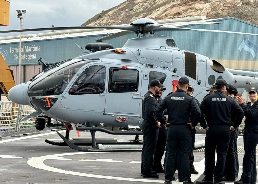 Visita los buques 'Cartagena' A-62 y 'Furor' P-46 en el puerto de Cartagena y mantiene un encuentro con sus respectivas dotaciones. Foto: Maria José Muñoz/MDE
