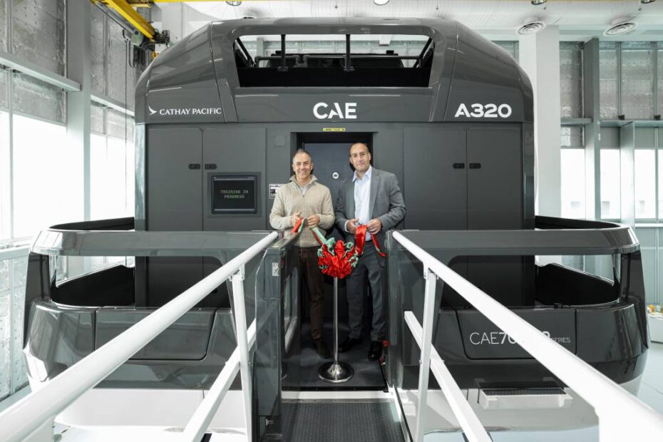 El director de Operaciones y Prestación de Servicios de Cathay, Alex McGowan (izquierda), y el presidente de la división de Aviación Comercial de CAE, Michel Azar-Hmouda (derecha), presentan el nuevo simulador de vuelo completo CAE Airbus A320neo. ©Cathay