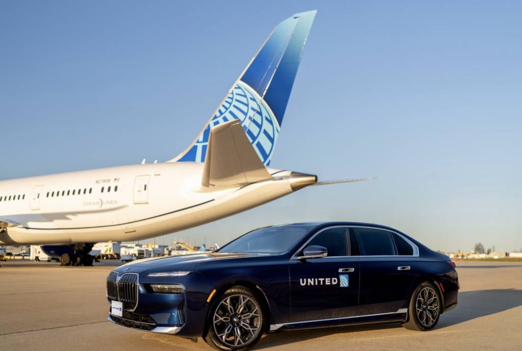 La aerolínea realiza más de 14,000 traslados este verano: el servicio ofrece a determinados miembros MileagePlus Premier de Chicago, Denver, Houston, Los Ángeles, San Francisco y Washington D. C. viajes en el nuevo sedán totalmente eléctrico BMW i7 xDrive60 y el SUV BMW iX M70. ©United Airlines