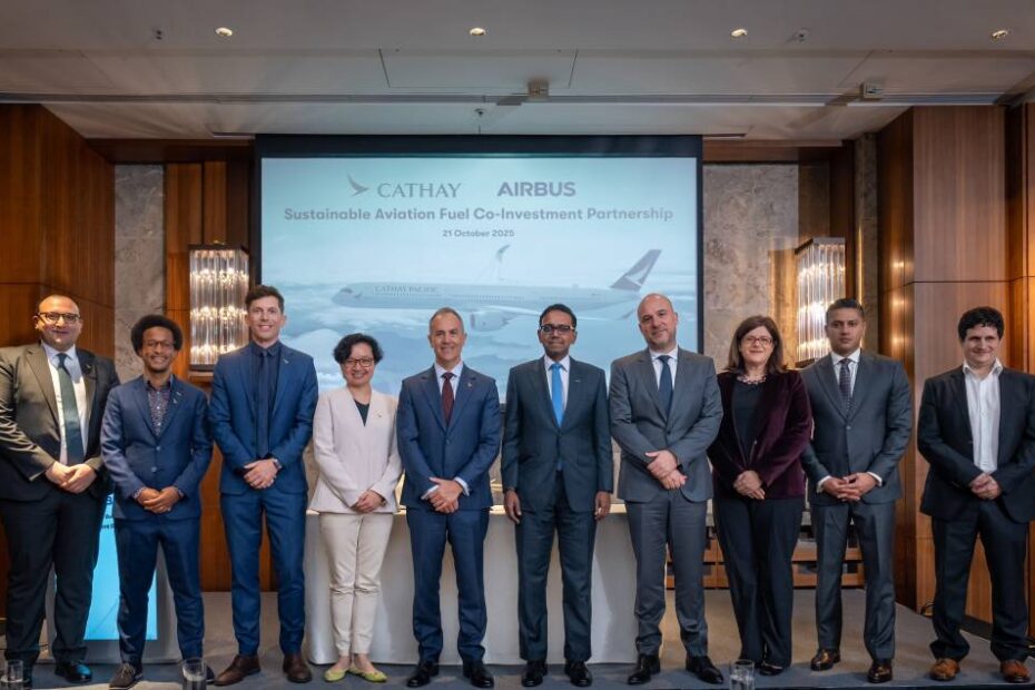 El director de Operaciones y Prestación de Servicios de Cathay, Alex McGowan (quinto por la izquierda), y el presidente de Airbus para Asia-Pacífico, Anand Stanley (quinto por la derecha), celebraron el acuerdo junto con representantes de Cathay y Airbus. ©Cathay