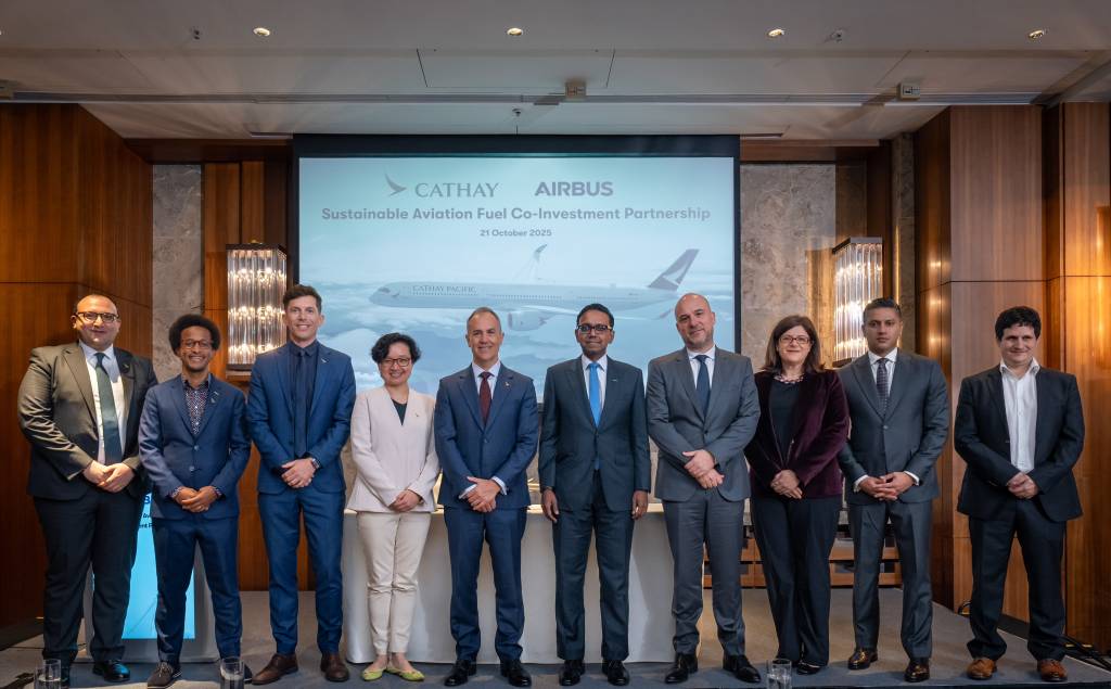 El director de Operaciones y Prestación de Servicios de Cathay, Alex McGowan (quinto por la izquierda), y el presidente de Airbus para Asia-Pacífico, Anand Stanley (quinto por la derecha), celebraron el acuerdo junto con representantes de Cathay y Airbus. ©Cathay