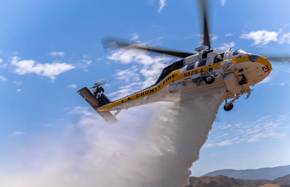Un helicóptero Sikorsky S-70i FIREHAWK® del Departamento de Bomberos del Condado de Los Ángeles realizando ejercicios de entrenamiento de vuelo en Newhall, California, julio de 2025. ©Lockheed Martin