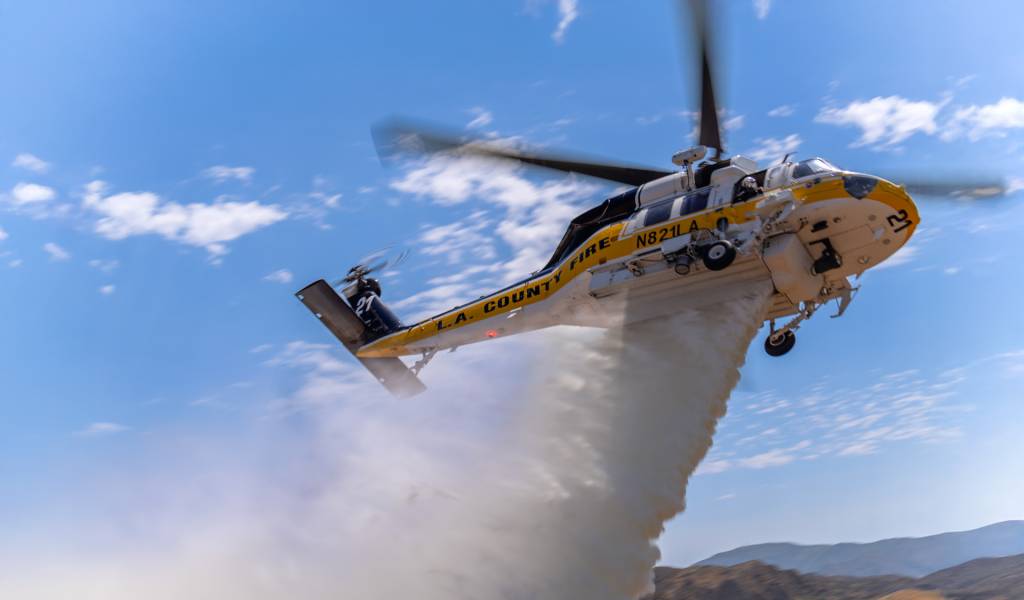 Un helicóptero Sikorsky S-70i FIREHAWK® del Departamento de Bomberos del Condado de Los Ángeles realizando ejercicios de entrenamiento de vuelo en Newhall, California, julio de 2025. ©Lockheed Martin