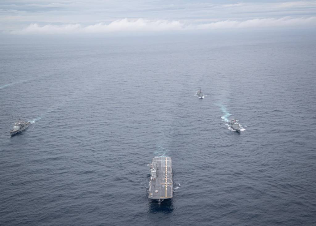 El destructor multifuncional JS Kaga (DDH 184) de la clase Izumo de la Fuerza Marítima de Autodefensa de Japón (centro), acompañado por escoltas de la JMSDF, y el crucero lanzamisiles USS Robert Smalls (CG 62) de la clase Ticonderoga de la Armada de los Estados Unidos (derecha) navegan juntos en el mar de Filipinas, el 20 de octubre de 2025, en apoyo del ejercicio anual (ANNUALEX) 25. ANNUALEX es un ejercicio multilateral que refuerza la alianza entre Japón y Estados Unidos, fortalece la interoperabilidad naval y demuestra el compromiso conjunto con un Indo-Pacífico libre y abierto. (Fotografía de la Armada de los Estados Unidos realizada por el contramaestre de primera clase R. Ezekiel Duran).