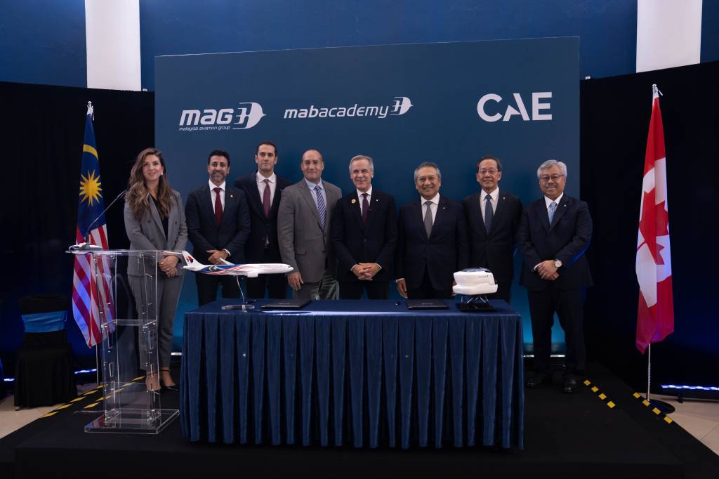 En la imagen (de izquierda a derecha): Samantha Golinski, vicepresidenta de Asuntos Públicos y Comunicaciones Globales de CAE; el Honorable Maninder Sidhu, ministro de Comercio Internacional de Canadá; Simon Azar, vicepresidente de Aviación Comercial para Asia-Pacífico de CAE; Michel Azar-Hmouda, presidente de la división de Aviación Comercial de CAE; el Muy Honorable Mark Carney, primer ministro de Canadá; Dato’ Amirul Feisal Wan Zahir, director general de Khazanah; Datuk Capitán Izham Ismail, director general del grupo Malaysia Airlines Berhad; Mohammad Nadziruddin Mohammad Basri, director ejecutivo de Servicios de Aviación (MAG). Traducción realizada con la versión gratuita del traductor DeepL.com