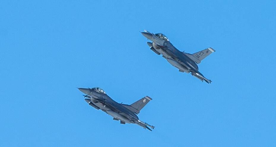 Dos aviones de la Fuerza Aérea de los Estados Unidos equipados con IVEWS y SABR vuelan en la Base Aérea Nellis, Nevada. (Crédito de la foto: Northrop Grumman)