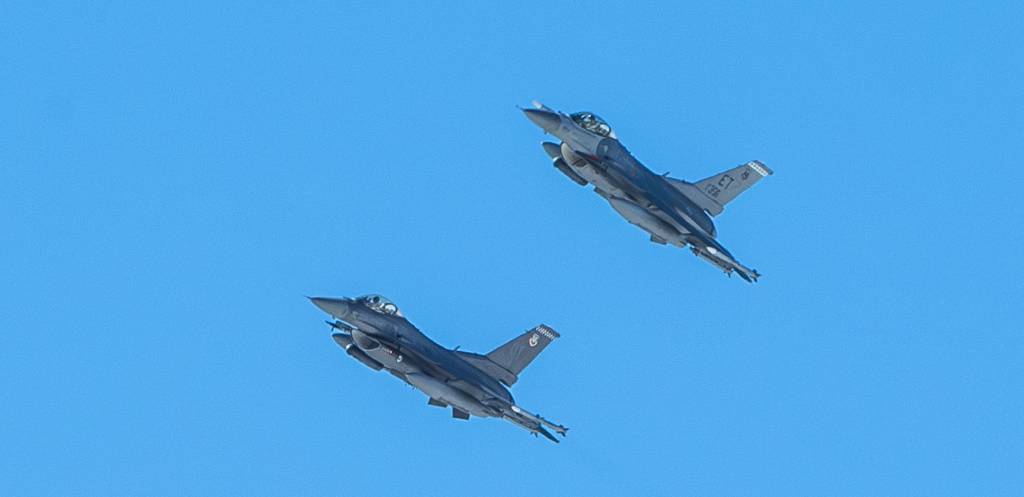 Dos aviones de la Fuerza Aérea de los Estados Unidos equipados con IVEWS y SABR vuelan en la Base Aérea Nellis, Nevada. (Crédito de la foto: Northrop Grumman)