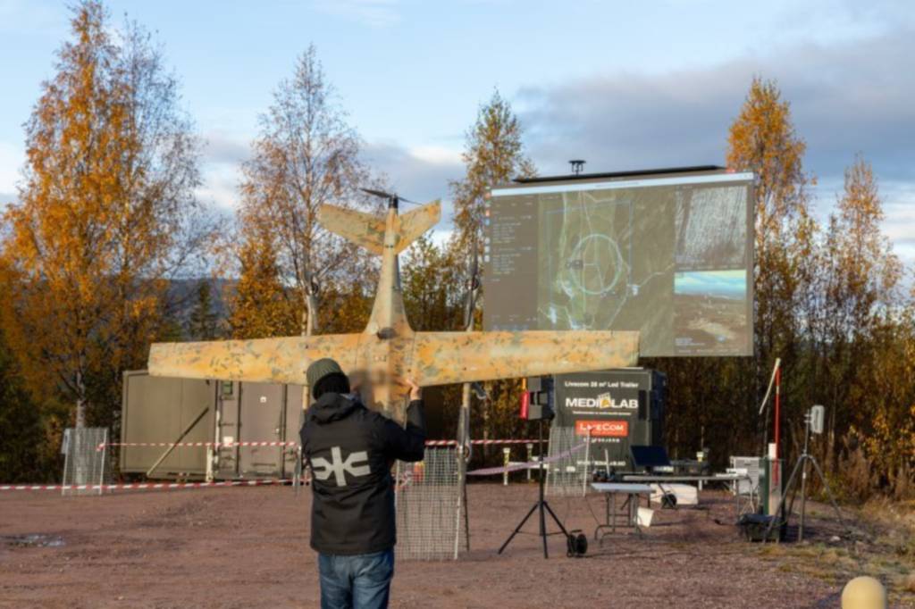 Un operador de SIX Robotics se prepara para la demostración del robot de nube FX10. Foto: Espen Hofoss / FFI