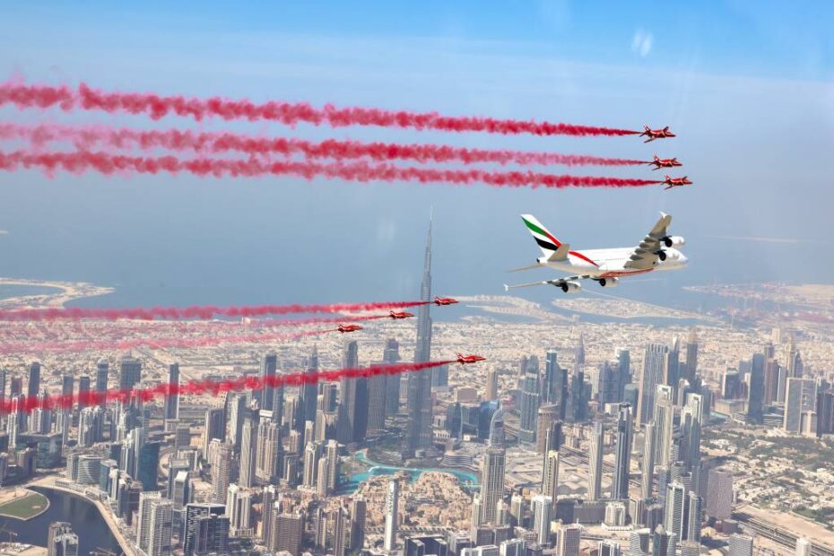 Una de sus fotos favoritas: el comandante Muscat incluye esta imagen, en la que aparecen los Red Arrows junto a un Airbus A380 sobre Dubái en 2022, entre las mejores fotografías tomadas desde su avión. ©RAF