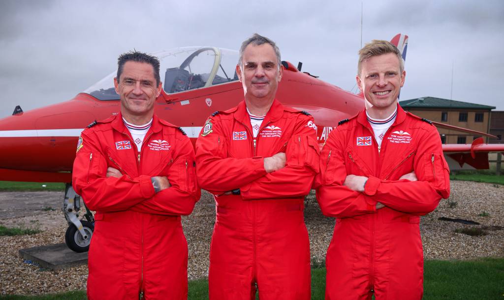 ©Despedida tras la temporada 2025: (De izquierda a derecha) El comandante de escuadrón Graeme Muscat, el teniente de vuelo Rich Walker y el comandante de escuadrón Tom Hansford. ©RAF