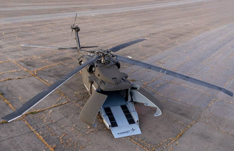 Al eliminar la cabina, los asientos y las estaciones de la tripulación, el helicóptero Sikorsky S-70UAS™ U-Hawk™ se convierte en el primer helicóptero Black Hawk totalmente autónomo. Foto cortesía de Sikorsky, una empresa de Lockheed Martin.