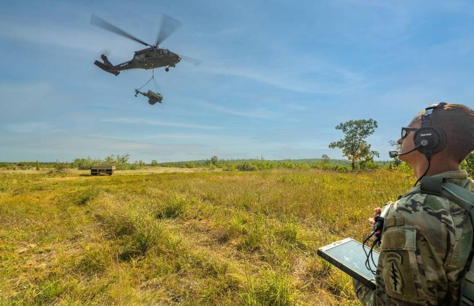 Un sargento de la Guardia Nacional del Ejército de los Estados Unidos utiliza una tableta para ordenar al OPV Black Hawk de Sikorsky que transporte de forma autónoma una carga suspendida de 2900 libras (1315 kg) por primera vez durante el ejercicio Northern Strike en Míchigan. Foto cortesía de Sikorsky, una empresa de Lockheed Martin.