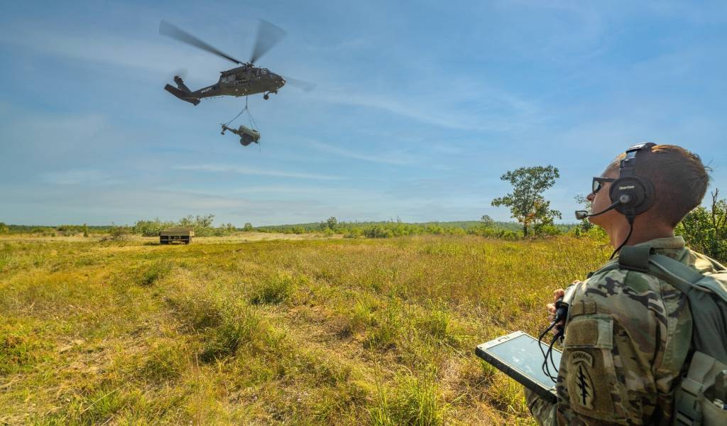 Un sargento de la Guardia Nacional del Ejército de los Estados Unidos utiliza una tableta para ordenar al OPV Black Hawk de Sikorsky que transporte de forma autónoma una carga suspendida de 2900 libras (1315 kg) por primera vez durante el ejercicio Northern Strike en Míchigan. Foto cortesía de Sikorsky, una empresa de Lockheed Martin.