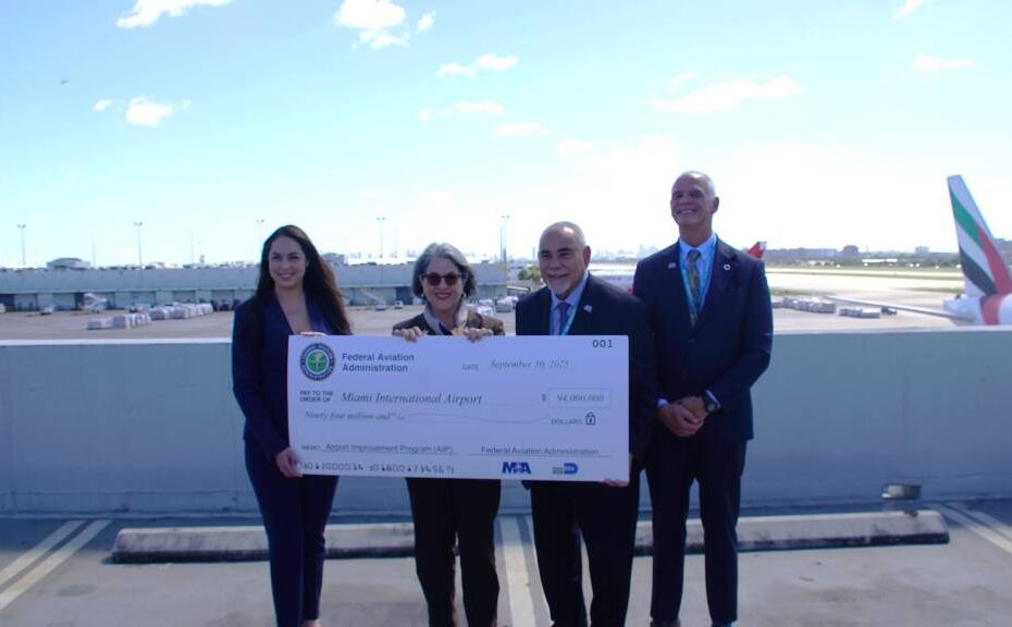 La comisionada del condado de Miami-Dade, Natalie Milian Orbis; la alcaldesa del condado de Miami-Dade, Daniella Levine Cava; el director de operaciones del condado de Miami-Dade, Jimmy Morales, y el director y consejero delegado del Aeropuerto Internacional de Miami (MIA), Ralph Cutié, con el cheque de 94 millones de dólares de la FAA. ©MIA
