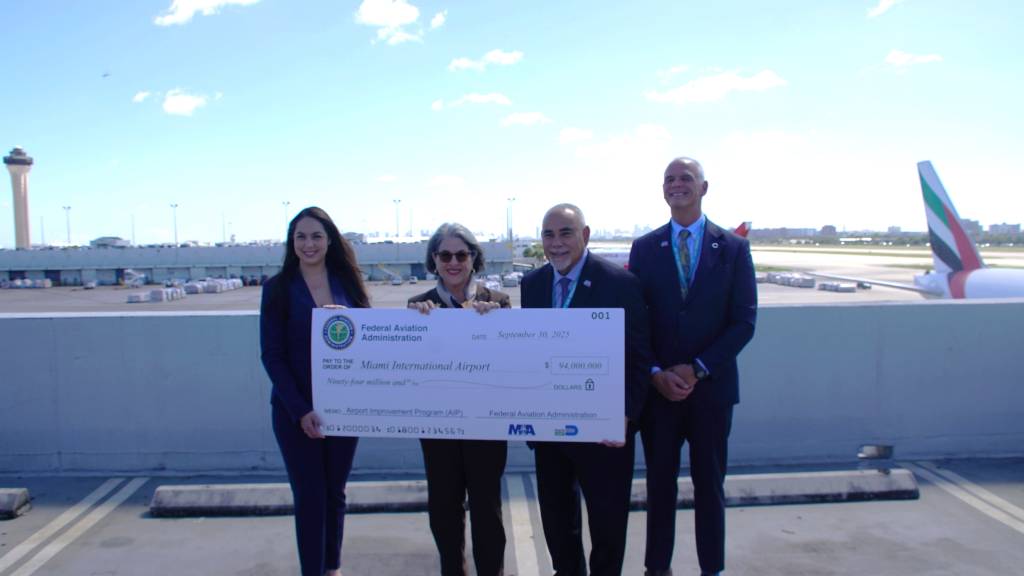 La comisionada del condado de Miami-Dade, Natalie Milian Orbis; la alcaldesa del condado de Miami-Dade, Daniella Levine Cava; el director de operaciones del condado de Miami-Dade, Jimmy Morales, y el director y consejero delegado del Aeropuerto Internacional de Miami (MIA), Ralph Cutié, con el cheque de 94 millones de dólares de la FAA. ©MIA