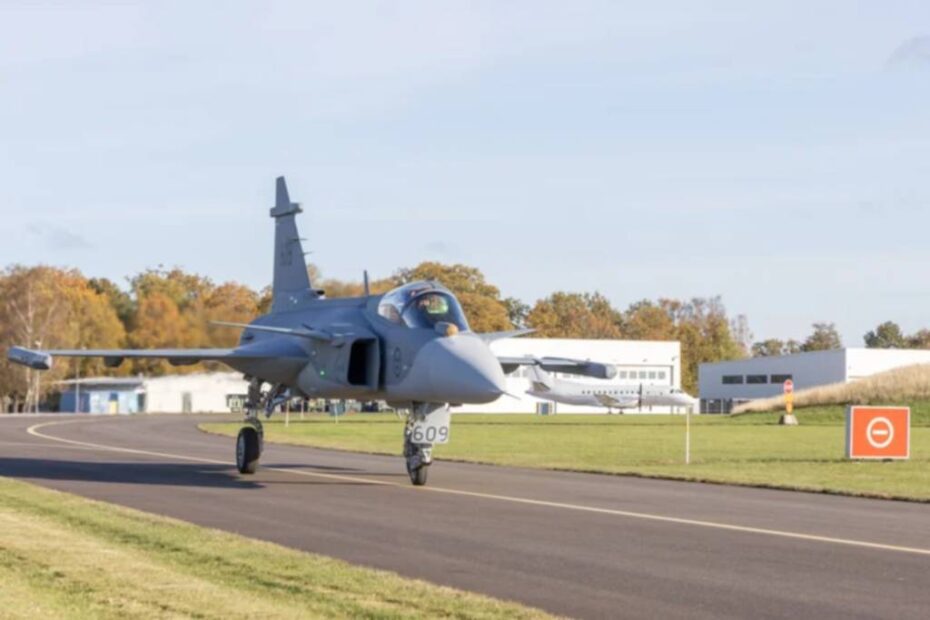 El Jas 39 Gripen se dirige a su zona de estacionamiento después de aterrizar. Otto Silfverskiöld, ©Oficinas gubernamentales