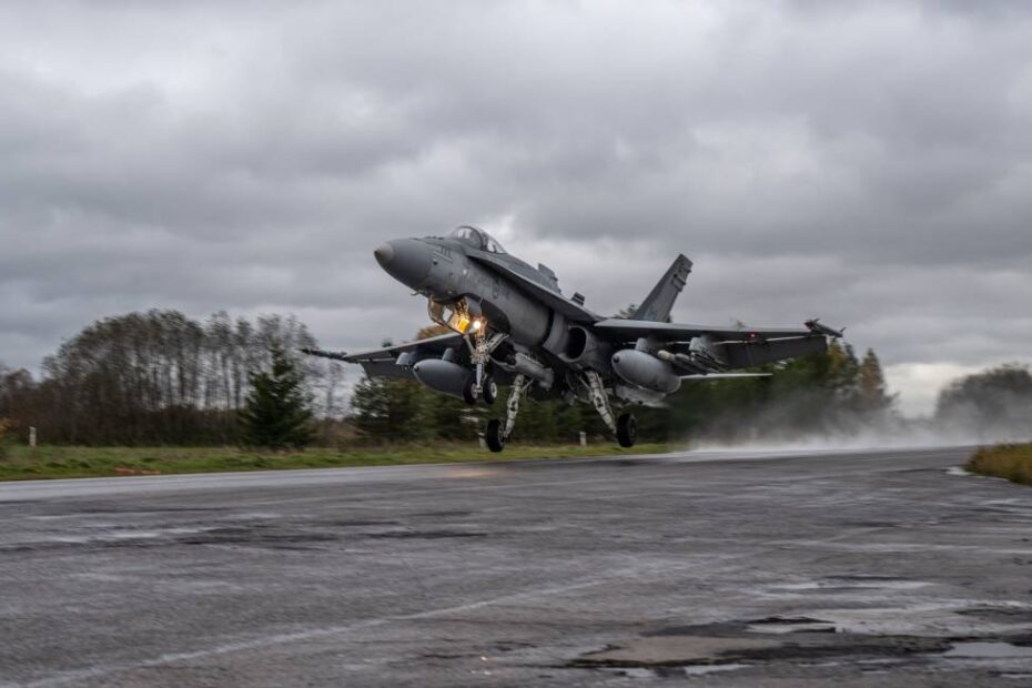 ¡Una primicia histórica! Los CF-188 Hornets aterrizaron con éxito en la autopista Jägala-Käravete de 🇪🇪, demostrando su capacidad de combate ágil. Se trata del primer aterrizaje en autopista de la Fuerza Aérea de Canadá, lo que demuestra su capacidad para operar en entornos difíciles y redesplegarse rápidamente. ©RCAF