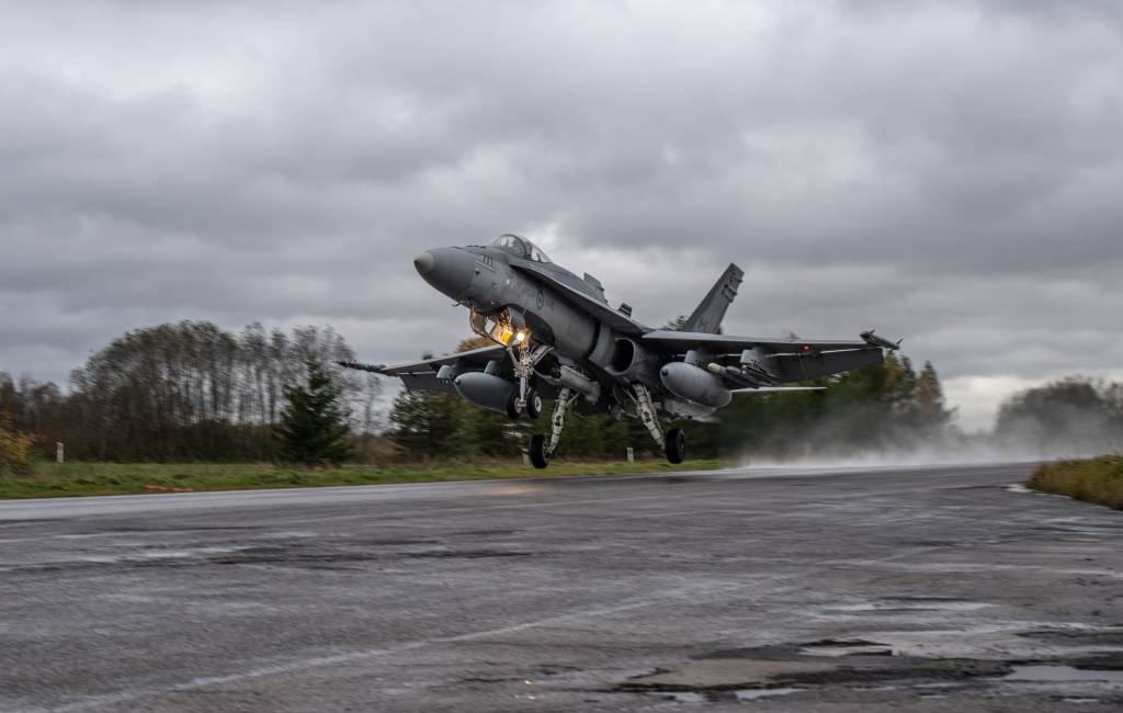 ¡Una primicia histórica! Los CF-188 Hornets aterrizaron con éxito en la autopista Jägala-Käravete de 🇪🇪, demostrando su capacidad de combate ágil. Se trata del primer aterrizaje en autopista de la Fuerza Aérea de Canadá, lo que demuestra su capacidad para operar en entornos difíciles y redesplegarse rápidamente. ©RCAF
