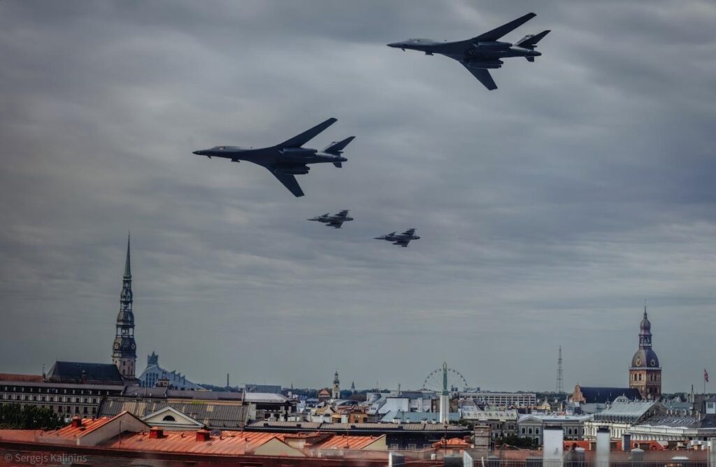 El Gripen húngaro participó en varias misiones y eventos de entrenamiento aliados y multinacionales, incluida la misión de integración de la Fuerza Operativa de Bombarderos sobre Riga. Este vuelo demostró una mayor interoperabilidad que garantiza la preparación y la capacidad de las Fuerzas Aéreas Aliadas. Foto cortesía de la Fuerza Aérea de los Estados Unidos.