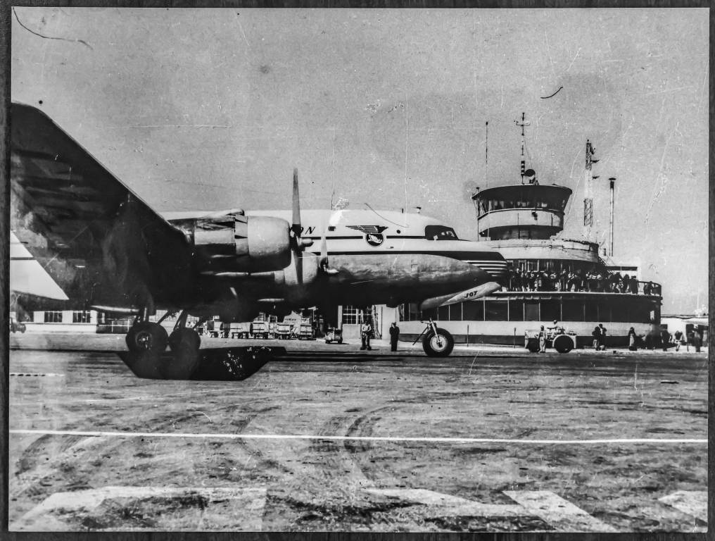 Área operativa y torre de control. Finales de los años 30. Ese edificio ya no existe. Archivo fotográfico de Aeropuertos y Servicios Auxiliares.