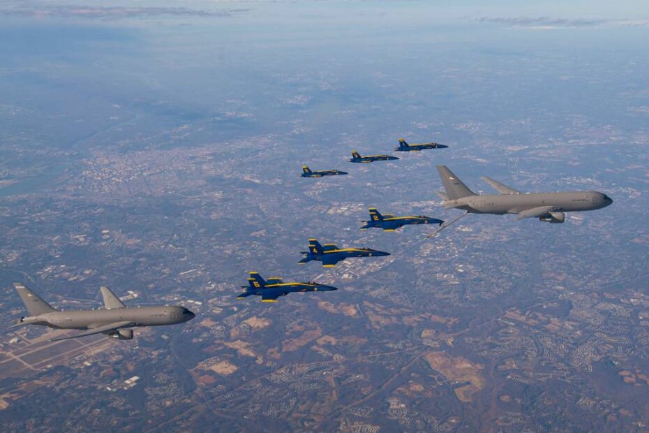 La Escuadrilla de Demostración Aérea de la Armada de los Estados Unidos, los Blue Angels, y dos aviones KC-46 de la Fuerza Aérea de los Estados Unidos asignados al 157.º Ala de Reabastecimiento Aéreo, la Guardia Nacional de New Hampshire y el 22.º Ala de Reabastecimiento Aéreo, vuelan en formación durante una maniobra de reabastecimiento mientras se dirigen al partido Army-Navy Game 2020, en West Point, Nueva York, el 13 de diciembre de 2020. Los Blue Angels están llevando a cabo actualmente un entrenamiento de invierno en la Estación Aérea Naval de Pensacola, en preparación para la temporada de espectáculos de 2021. (Foto de la Armada de los Estados Unidos tomada por el especialista en comunicación de masas de segunda clase Christopher Gordon).