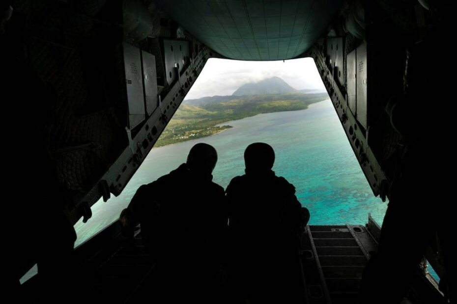Los aviadores Mason Johnstone y Rhys Anderson, de la Real Fuerza Aérea Australiana, pertenecientes al Escuadrón 35, en la rampa de un C-27J Spartan cerca de las islas Fiyi durante la Operación Solania, Fiyi. ©Departamento de Defensa de Australia