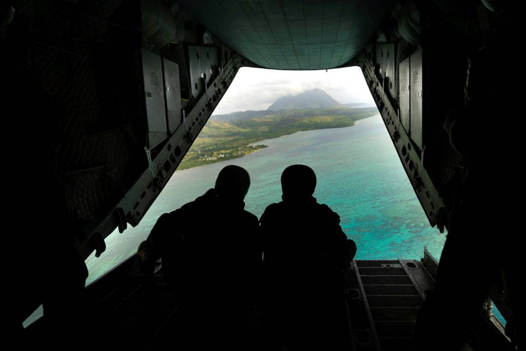 Los aviadores Mason Johnstone y Rhys Anderson, de la Real Fuerza Aérea Australiana, pertenecientes al Escuadrón 35, en la rampa de un C-27J Spartan cerca de las islas Fiyi durante la Operación Solania, Fiyi. ©Departamento de Defensa de Australia