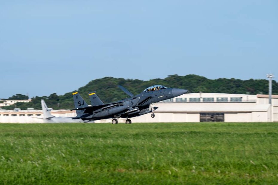 Un F-15E Strike Eagle de la Fuerza Aérea de los Estados Unidos, asignado al 336.º Escuadrón de Caza Expedicionario, desplegado en la Base Aérea de Kadena, aterriza en la Base Aérea de Kadena, Japón, el 4 de agosto de 2025. El avión regresó tras un despliegue de tres meses en la Base de Apoyo de la Armada de los Estados Unidos en Diego García, Territorio Británico del Océano Índico, lo que supone la primera presencia sostenida de cazas estadounidenses en la isla y un importante paso adelante en el avance del Empleo Ágil en Combate en toda la región Indo-Pacífico. (Fotografía de la Fuerza Aérea de los Estados Unidos realizada por la aviadora Melany Bermúdez).