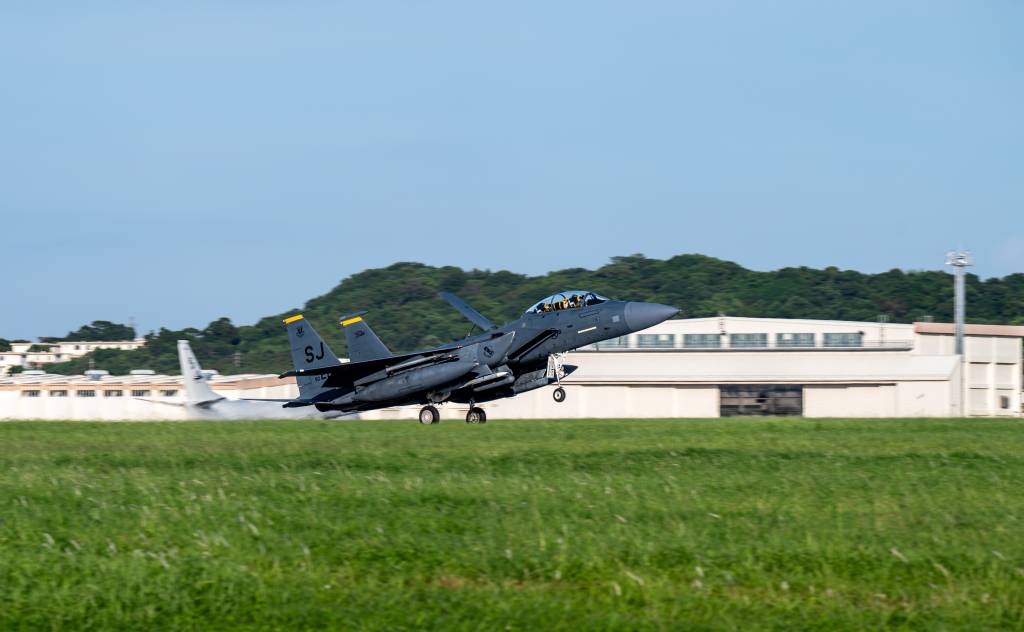 Un F-15E Strike Eagle de la Fuerza Aérea de los Estados Unidos, asignado al 336.º Escuadrón de Caza Expedicionario, desplegado en la Base Aérea de Kadena, aterriza en la Base Aérea de Kadena, Japón, el 4 de agosto de 2025. El avión regresó tras un despliegue de tres meses en la Base de Apoyo de la Armada de los Estados Unidos en Diego García, Territorio Británico del Océano Índico, lo que supone la primera presencia sostenida de cazas estadounidenses en la isla y un importante paso adelante en el avance del Empleo Ágil en Combate en toda la región Indo-Pacífico. (Fotografía de la Fuerza Aérea de los Estados Unidos realizada por la aviadora Melany Bermúdez).
