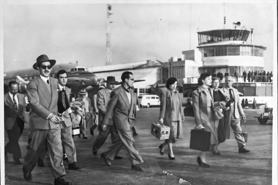 Pasajeros y torre de control. Años 40. Archivo fotográfico de Aeropuertos y Servicios Auxiliares.
