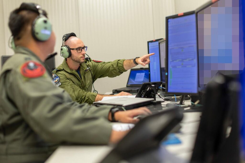 La tripulación aérea multinacional altamente capacitada de la NISRF (pilotos y operadores de sensores) finaliza las comprobaciones de la misión antes de prestar apoyo a la operación Neptune Strike 25-4 de la OTAN. (Foto: NISRF/Twardy)