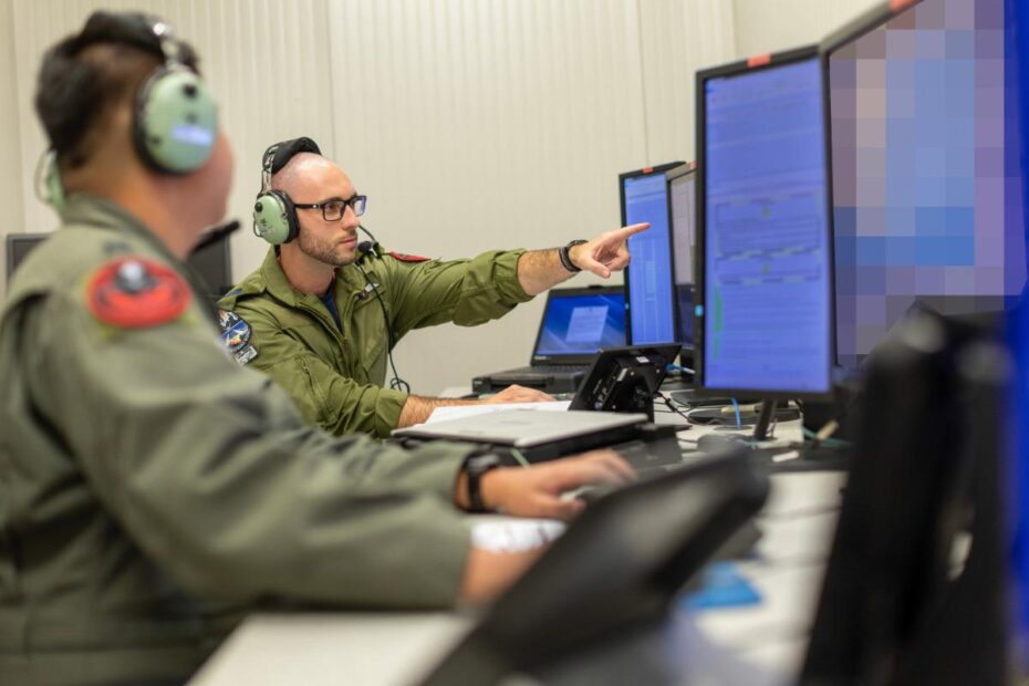 La tripulación aérea multinacional altamente capacitada de la NISRF (pilotos y operadores de sensores) finaliza las comprobaciones de la misión antes de prestar apoyo a la operación Neptune Strike 25-4 de la OTAN. (Foto: NISRF/Twardy)