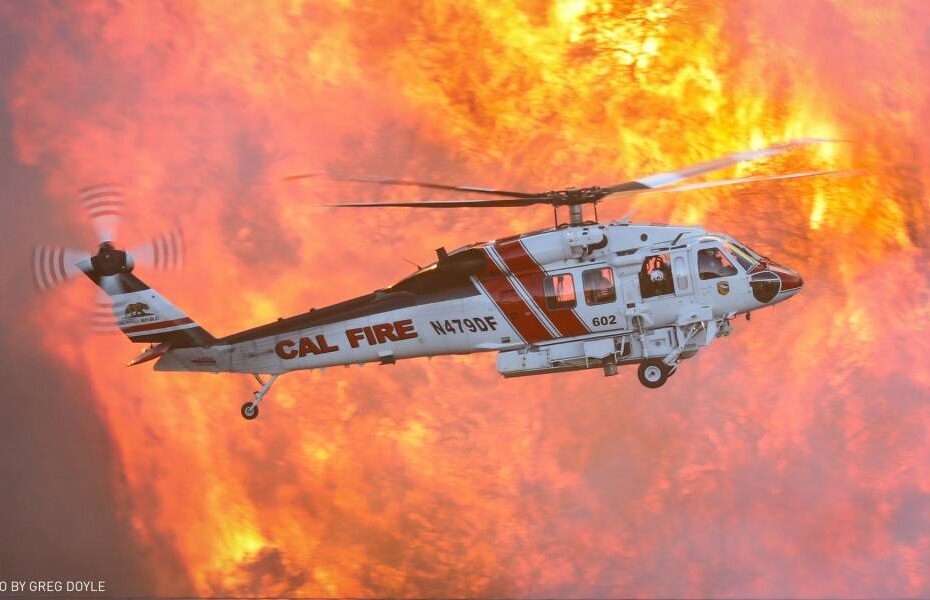 Un helicóptero Sikorsky FIREHAWK® responde a los devastadores incendios forestales en el área de Los Ángeles, enero de 2025. Foto cortesía de Greg Doyle.