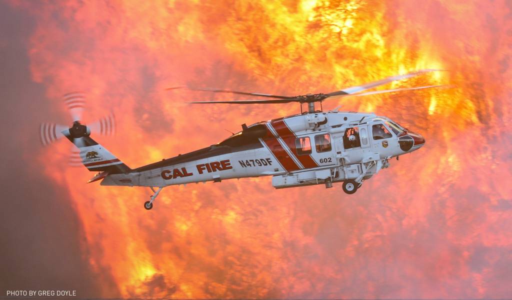 Un helicóptero Sikorsky FIREHAWK® responde a los devastadores incendios forestales en el área de Los Ángeles, enero de 2025. Foto cortesía de Greg Doyle.