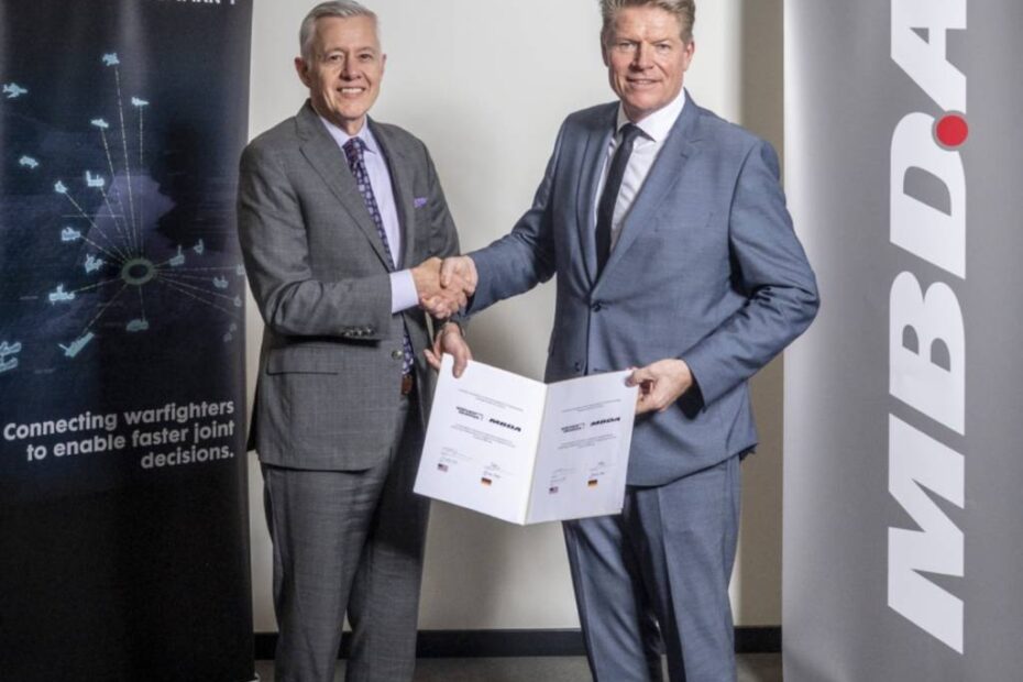 Kenn Todorov, vicepresidente y director general de mando y control e integración de armas de Northrop Grumman, y Guido Brendler, vicepresidente senior de ventas y desarrollo comercial en Alemania y miembro del consejo de administración de MBDA en Alemania, firmaron un memorando de entendimiento para colaborar en la mejora de las capacidades de defensa aérea y antimisiles de Alemania durante la Conferencia de Seguridad de Berlín celebrada el 18 de noviembre. (Crédito de la foto: MBDA en Alemania)