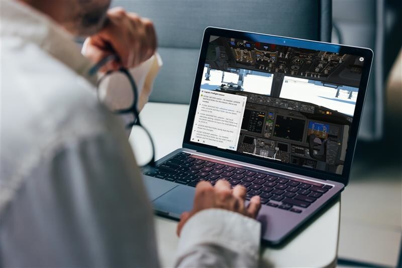 Aquí se muestra el anuncio de Boeing del lanzamiento de su último producto de vanguardia, el Virtual Airplane Procedures Trainer (VAPT), una plataforma de entrenamiento impulsada por Microsoft y diseñada para dotar a los pilotos y a los equipos de entrenamiento de vuelo de herramientas inmersivas, accesibles y personalizables que mejoran el aprendizaje y la preparación de los pilotos. Imagen: Boeing