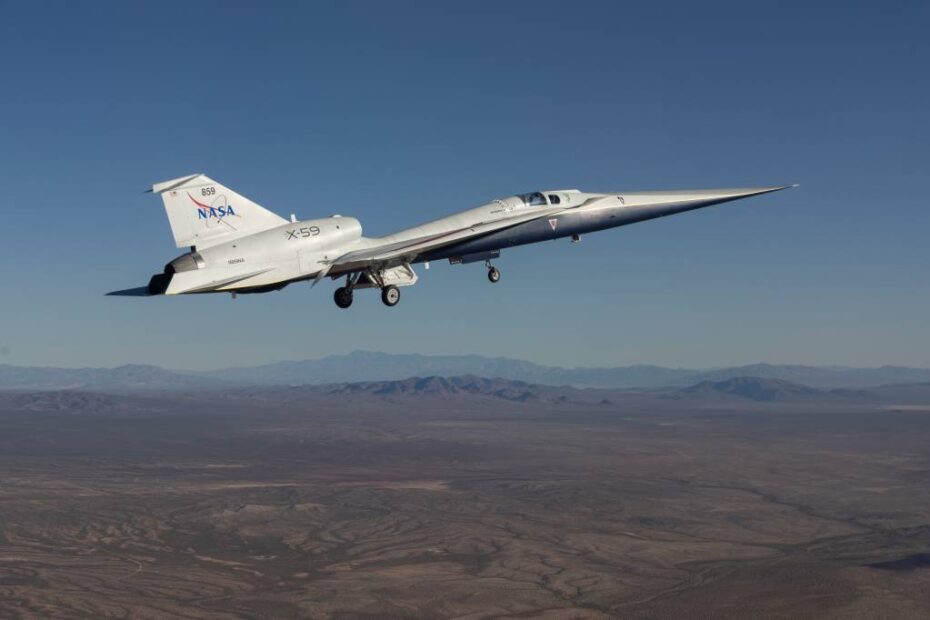 El X-59 se muestra durante su histórico primer vuelo, pilotado por el piloto de pruebas de la NASA Nils Larson. ©NASA/Lori Losey