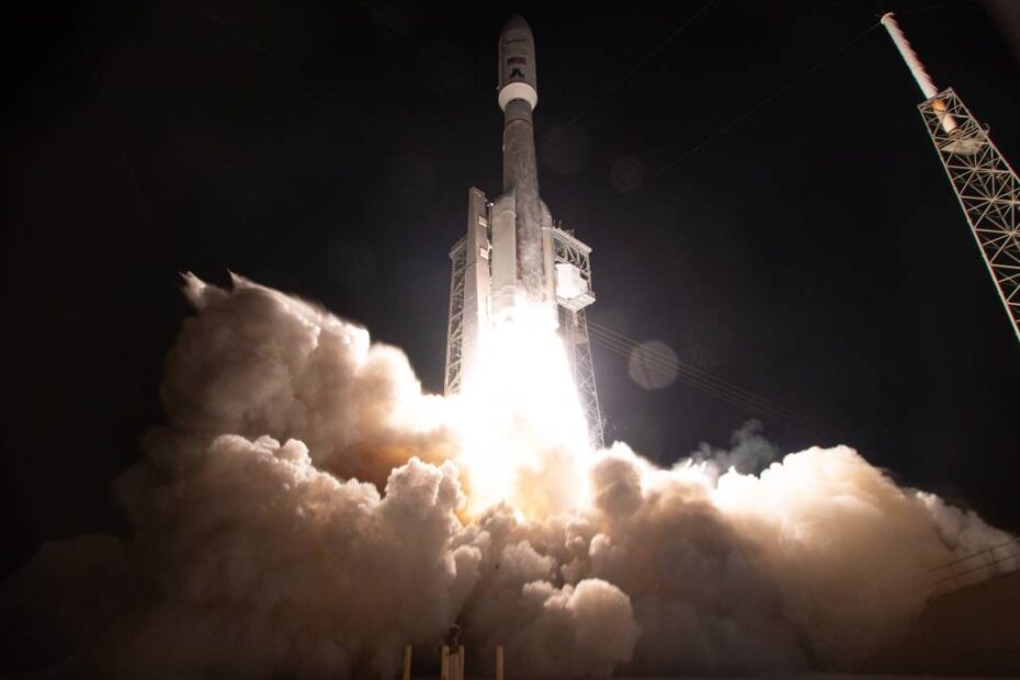 El satélite ViaSat-3 despega a bordo de un Atlas V de United Launch Alliance desde Cabo Cañaveral, Florida (Foto cortesía de ULA).